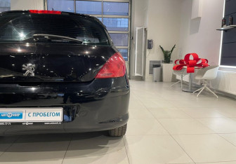 Подержанный автомобиль Peugeot 308 Hatchback 2008 года (8 фото)