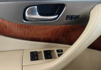 Подержанный автомобиль Infiniti QX70 2014 года (18 фото)