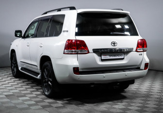 Подержанный автомобиль Toyota Land Cruiser Suv 2007 года (7 фото)