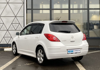 Подержанный автомобиль Nissan Tiida Hatchback 2013 года (7 фото)