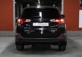 Подержанный автомобиль Toyota RAV4 2014 года (6 фото)