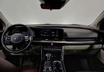 Подержанный автомобиль Kia Carnival 2021 года (11 фото)