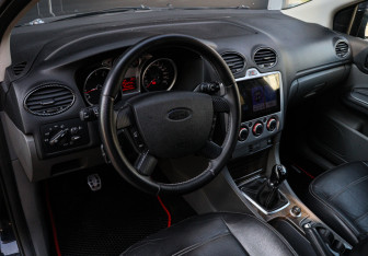Подержанный автомобиль Ford Focus Hatchback 2008 года (9 фото)