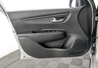 Подержанный автомобиль Kia Rio Hatchback 2021 года (19 фото)