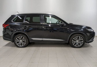 Подержанный автомобиль Mitsubishi Outlander 2016 года (4 фото)