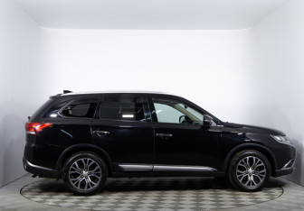 Подержанный автомобиль Mitsubishi Outlander 2018 года (4 фото)