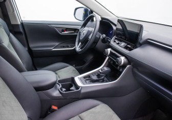 Подержанный автомобиль Toyota RAV4 2024 года (9 фото)
