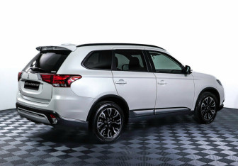 Подержанный автомобиль Mitsubishi Outlander 2021 года (3 фото)