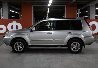 Подержанный автомобиль Nissan X-Trail 2005 года (8 фото)