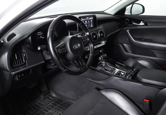 Подержанный автомобиль Kia Stinger 2018 года (15 фото)