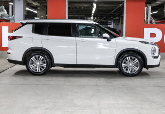 Подержанный автомобиль Mitsubishi Outlander 2022 года (4 фото)