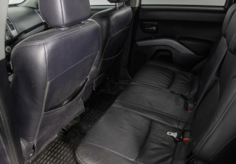 Подержанный автомобиль Mitsubishi Outlander 2008 года (11 фото)