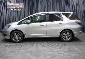 Подержанный автомобиль Honda Fit Shuttle 2012 года (8 фото)