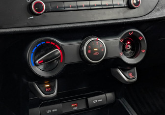 Подержанный автомобиль Kia Rio Hatchback 2021 года (19 фото)