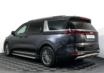 Подержанный автомобиль Kia Carnival 2022 года (7 фото)
