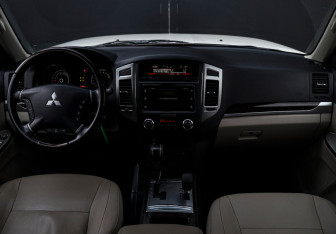 Подержанный автомобиль Mitsubishi Pajero 2020 года (13 фото)