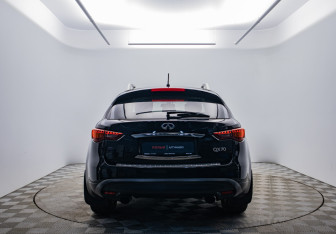 Подержанный автомобиль Infiniti QX70 2013 года (4 фото)