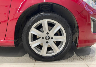 Подержанный автомобиль Peugeot 308 Hatchback 2011 года (18 фото)