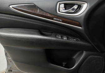Подержанный автомобиль Infiniti QX60 2017 года (16 фото)
