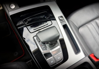 Подержанный автомобиль Audi Q5 2021 года (26 фото)