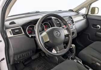 Подержанный автомобиль Nissan Tiida Hatchback 2013 года (16 фото)