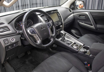 Подержанный автомобиль Mitsubishi Pajero Sport 2021 года (16 фото)