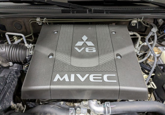 Подержанный автомобиль Mitsubishi Pajero 2017 года (9 фото)