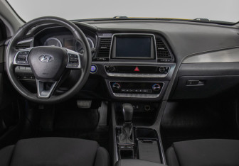 Подержанный автомобиль Hyundai Sonata 2018 года (13 фото)