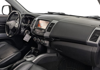 Подержанный автомобиль Citroen C-Crosser 2011 года (13 фото)