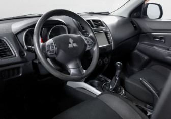 Подержанный автомобиль Mitsubishi ASX 2010 года (13 фото)