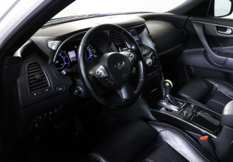 Подержанный автомобиль Infiniti QX70 2015 года (15 фото)