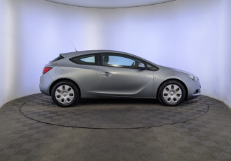 Подержанный автомобиль Opel Astra Hatchback 2012 года (4 фото)