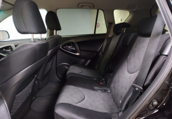 Подержанный автомобиль Toyota RAV4 2011 года (12 фото)