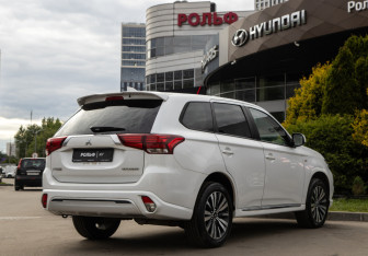 Подержанный автомобиль Mitsubishi Outlander 2022 года (4 фото)