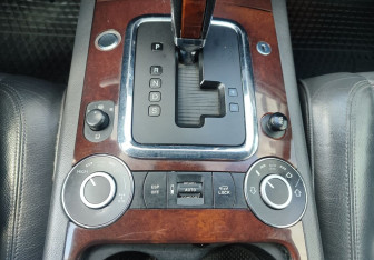 Подержанный автомобиль Volkswagen Touareg 2005 года (14 фото)