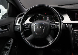 Подержанный автомобиль Audi A4 Sedan 2011 года (12 фото)