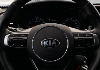 Подержанный автомобиль Kia K5 2020 года (15 фото)