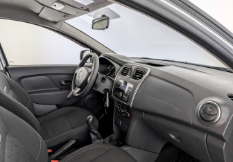 Подержанный автомобиль Renault Sandero 2018 года (11 фото)