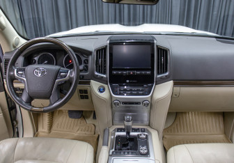 Подержанный автомобиль Toyota Land Cruiser Suv 2020 года (14 фото)