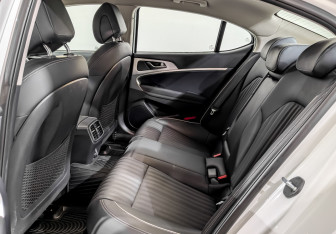 Подержанный автомобиль Genesis G70 2019 года (12 фото)