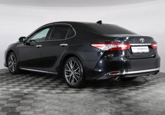 Подержанный автомобиль Toyota Camry Sedan 2023 года (7 фото)