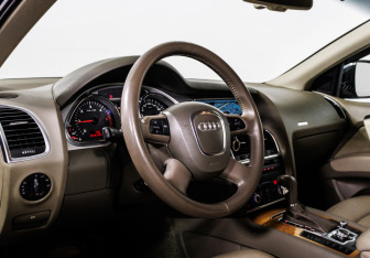Подержанный автомобиль Audi Q7 2007 года (12 фото)