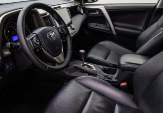 Подержанный автомобиль Toyota RAV4 2014 года (9 фото)