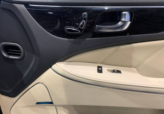 Подержанный автомобиль Hyundai Equus 2014 года (13 фото)