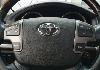 Подержанный автомобиль Toyota Land Cruiser Suv 2008 года (14 фото)