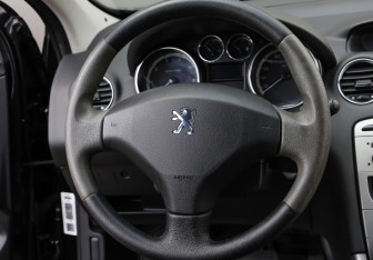 Подержанный автомобиль Peugeot 308 Hatchback 2010 года (17 фото)