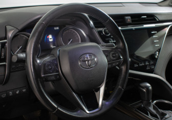 Подержанный автомобиль Toyota Camry Sedan 2021 года (14 фото)