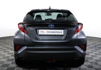 Подержанный автомобиль Toyota C-HR 2020 года (6 фото)