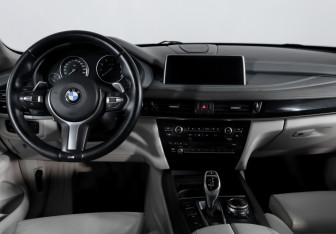 Подержанный автомобиль BMW X5 2014 года (12 фото)