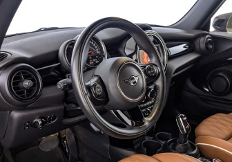 Подержанный автомобиль MINI Hatch 2021 года (15 фото)